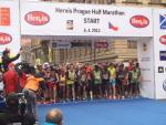 01 Hervis Prague Half Marathon start 6 4 2013